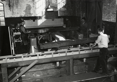 168963 Afbeelding van het bewerken van dwarsliggers op het terrein van de Stapelplaats van de N.S. te Crailoo.